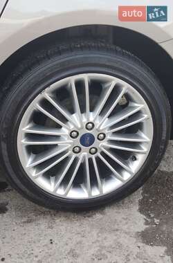 Седан Ford Fusion 2015 в 