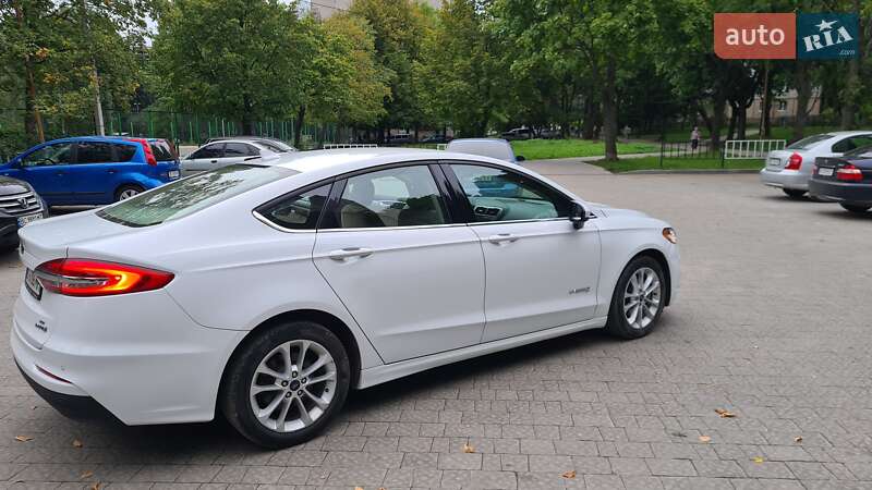 Седан Ford Fusion 2018 в Львове