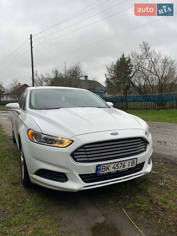 Седан Ford Fusion 2015 в Ровно