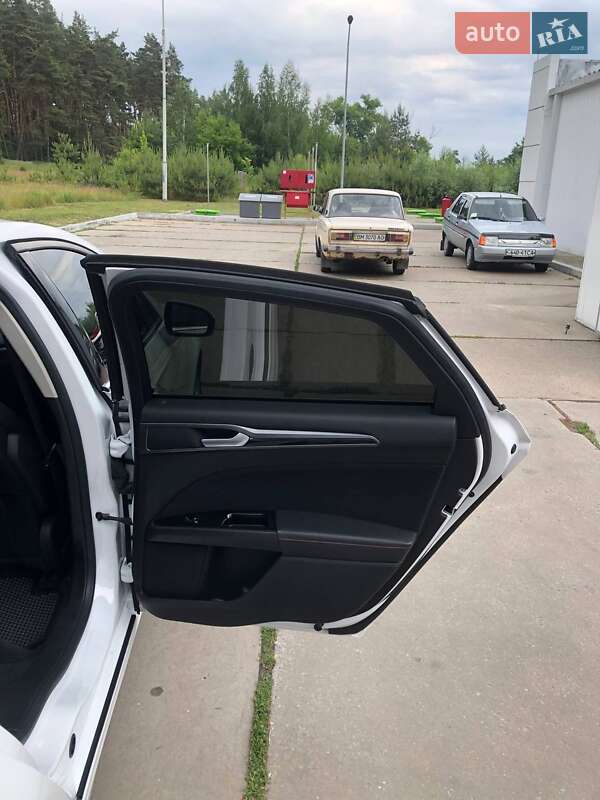 Седан Ford Fusion 2016 в Ромнах