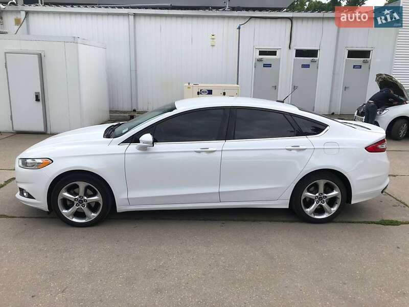 Седан Ford Fusion 2016 в Ромнах