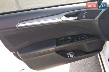 Седан Ford Fusion 2015 в 