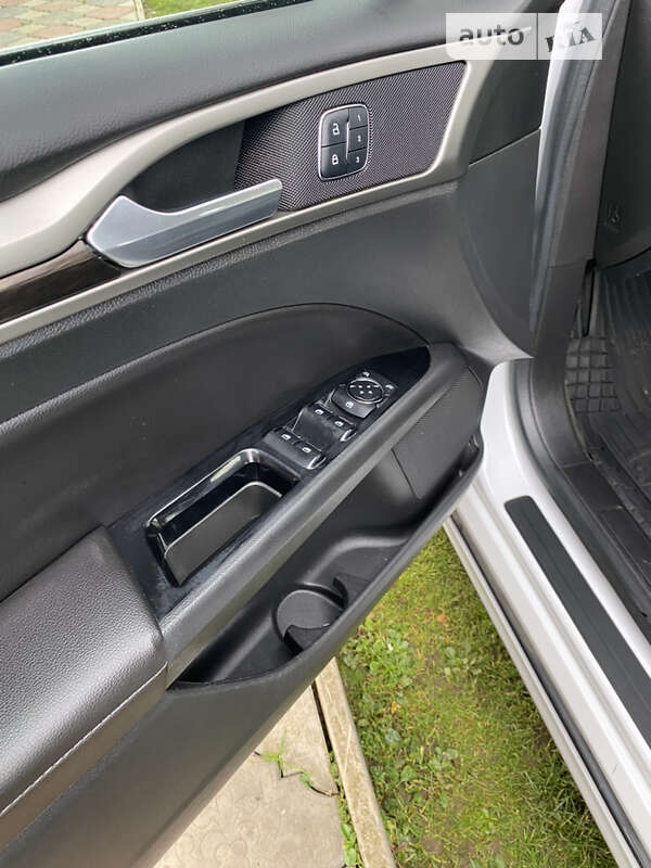 Седан Ford Fusion 2014 в Стрию