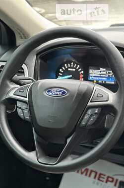 Седан Ford Fusion 2019 в 