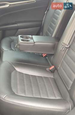 Седан Ford Fusion 2015 в 