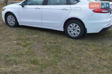 Седан Ford Fusion 2019 в 