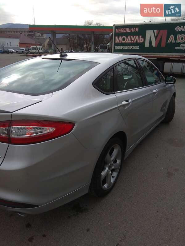 Седан Ford Fusion 2013 в Сваляве