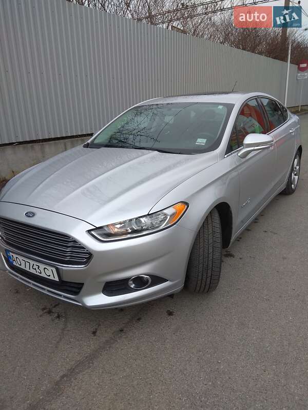 Седан Ford Fusion 2013 в Сваляве