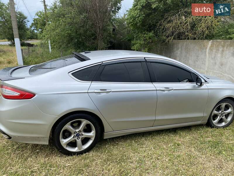 Седан Ford Fusion 2013 в Сараті
