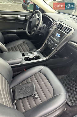 Седан Ford Fusion 2016 в 