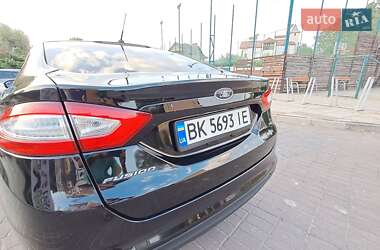 Седан Ford Fusion 2016 в 