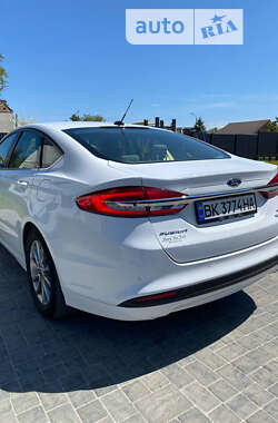 Седан Ford Fusion 2016 в 