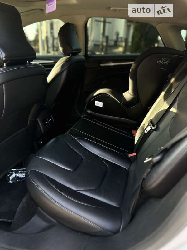 Седан Ford Fusion 2016 в 