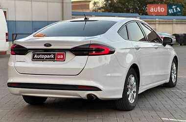 Седан Ford Fusion 2016 в 