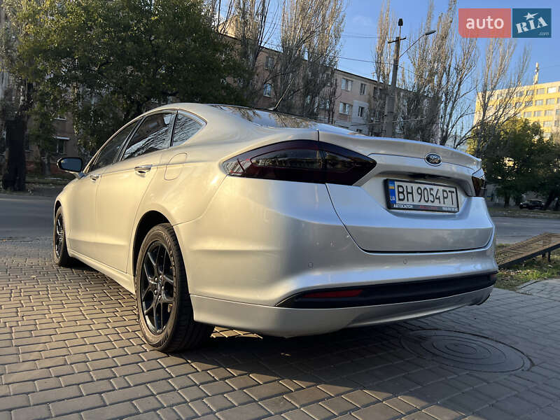 Седан Ford Fusion 2016 в 