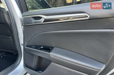 Седан Ford Fusion 2016 в 
