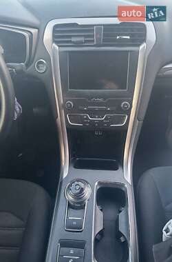 Седан Ford Fusion 2019 в 