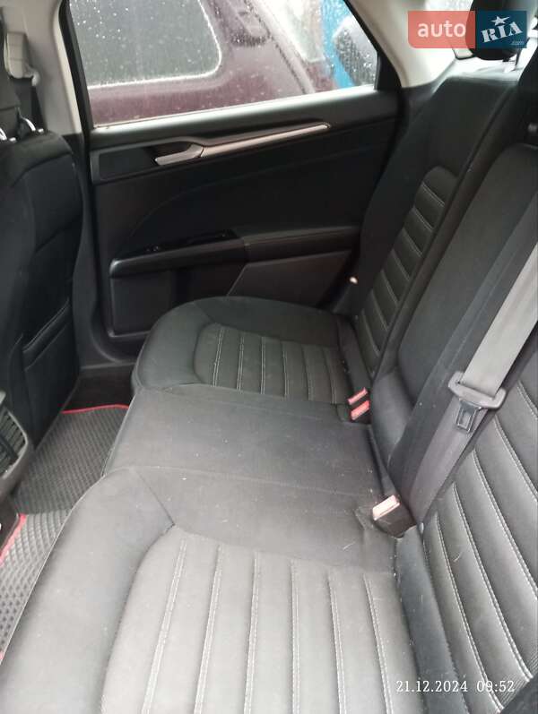 Седан Ford Fusion 2013 в Градизьку