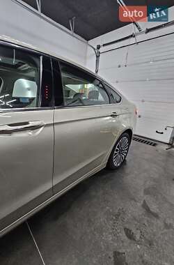 Седан Ford Fusion 2016 в 