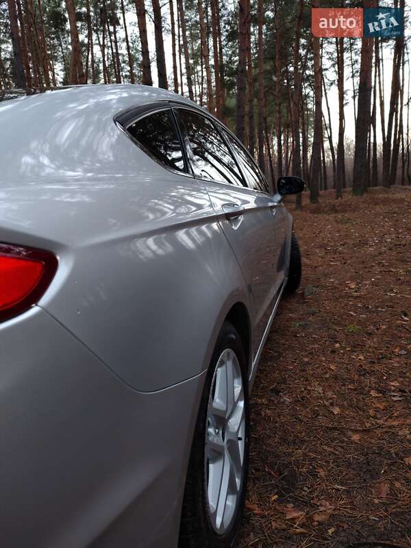 Седан Ford Fusion 2013 в Краснограді