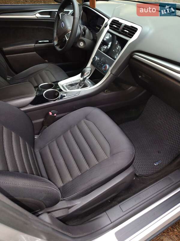 Седан Ford Fusion 2013 в Краснограді