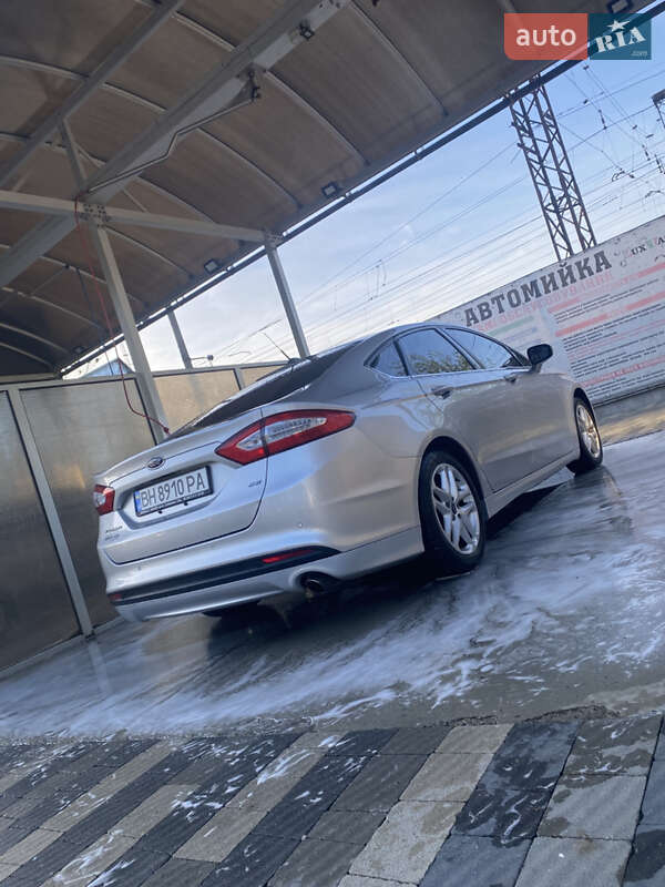 Седан Ford Fusion 2014 в Сваляве