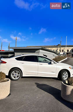 Седан Ford Fusion 2015 в 