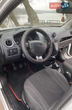 Хэтчбек Ford Fusion 2011 в 