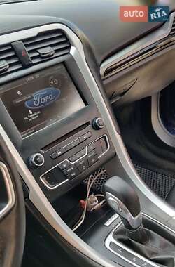 Седан Ford Fusion 2015 в 