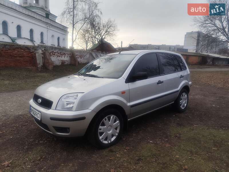 Хэтчбек Ford Fusion 2004 в Ромнах