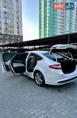Седан Ford Fusion 2015 в 