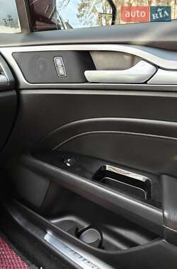 Седан Ford Fusion 2016 в 