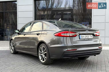 Седан Ford Fusion 2019 в 