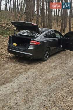 Седан Ford Fusion 2016 в 