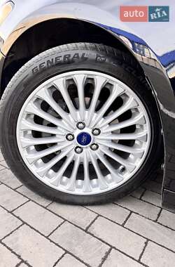 Седан Ford Fusion 2016 в 