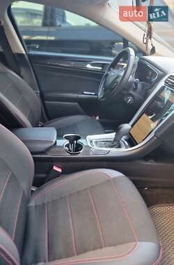 Седан Ford Fusion 2015 в 