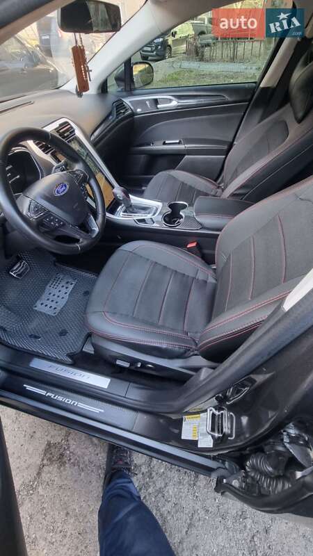 Седан Ford Fusion 2015 в Львові