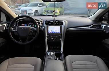 Седан Ford Fusion 2019 в 