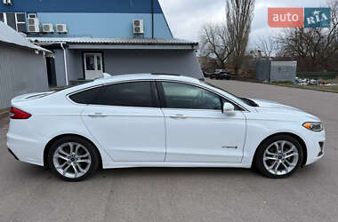 Седан Ford Fusion 2018 в 