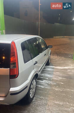 Хэтчбек Ford Fusion 2003 в 
