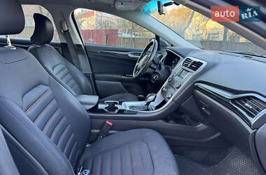 Седан Ford Fusion 2015 в 