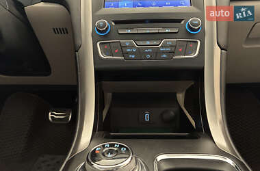 Седан Ford Fusion 2016 в 