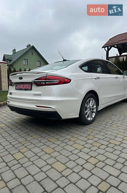 Седан Ford Fusion 2018 в 
