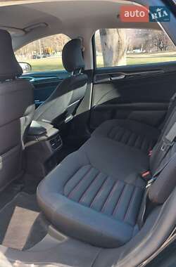 Седан Ford Fusion 2015 в 