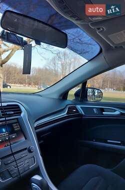 Седан Ford Fusion 2015 в 