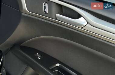 Седан Ford Fusion 2017 в 