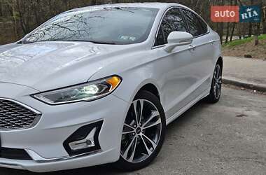 Седан Ford Fusion 2019 в 