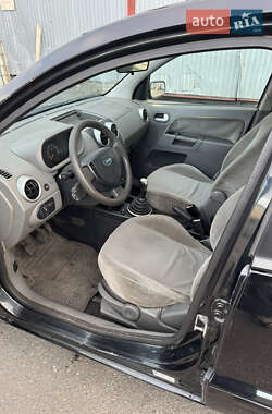 Хэтчбек Ford Fusion 2003 в 