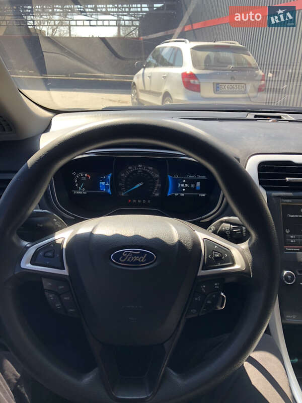 Седан Ford Fusion 2015 в Полонному
