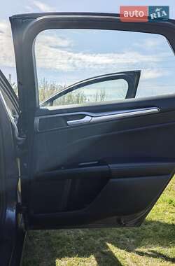 Седан Ford Fusion 2015 в 